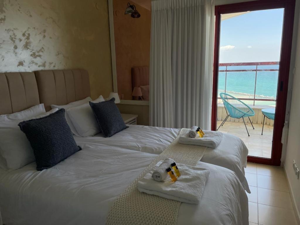 Sea-Front Apartment Нетанья Екстер'єр фото