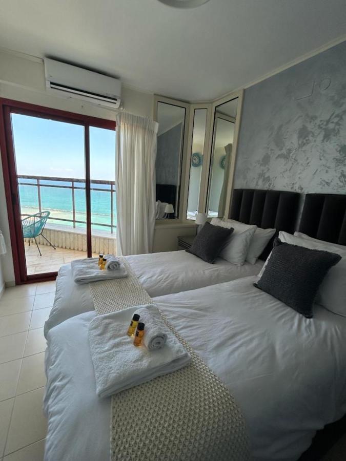 Sea-Front Apartment Нетанья Екстер'єр фото