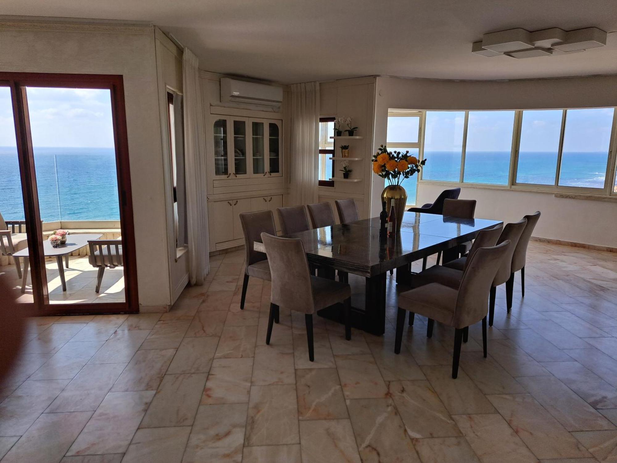 Sea-Front Apartment Нетанья Номер фото