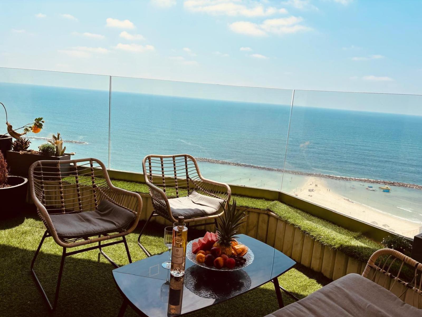 Sea-Front Apartment Нетанья Екстер'єр фото